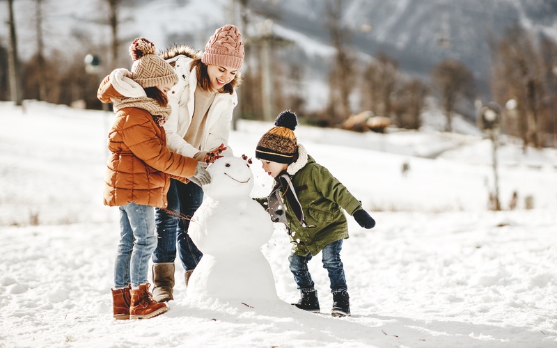 A family building a snowman - Enjoy your favorite outdoor activities this winter while keeping your carpets clean with Zerorez Calgary